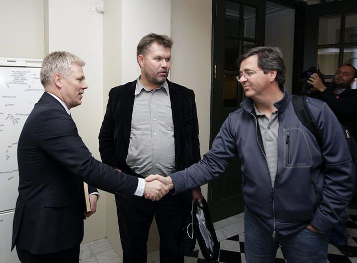 Fulltrúar fjármálastofnana og talsmenn skuldugra heimila skiptust á skoðunum á samráðsfundi í Þjóðmenningarhúsinu í gærkvöldi. Hér heilsast Marínó G. Njálsson, stjórnarmaður í Hagsmunasamtökum heimilanna, og Steinþór Pálsson, bankastjóri Landsbankans. Fréttablaðið/Vilhelm