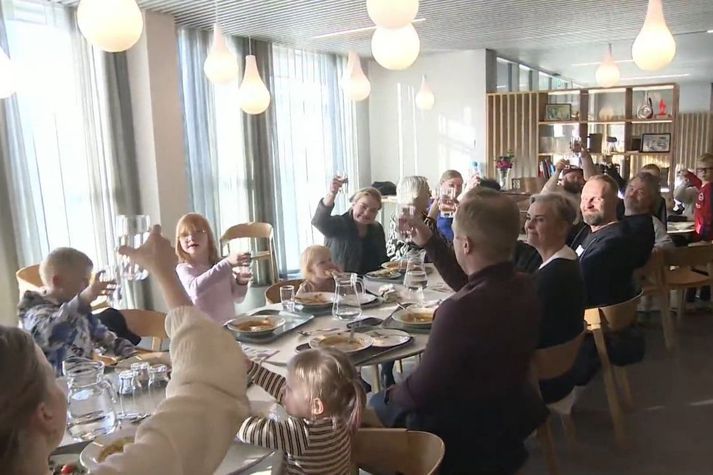 Skagamenn voru hæstánægðir með framtakið og skáluðu fyrir Akranesi, samverunni og Hrund.