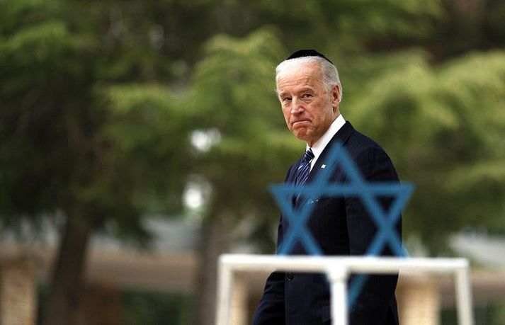 Joe Biden Varaforseti Bandaríkjanna á göngu um grafreit í Jerúsalem. nordicphotos/AFP