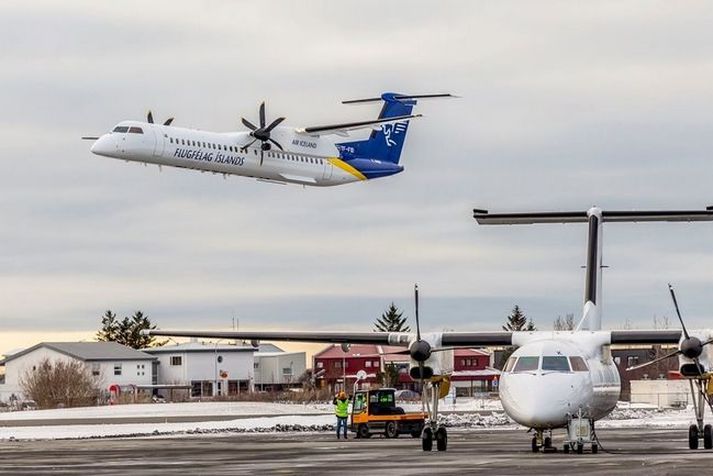 Bombardier Q400 vél Flugfélags Íslands í loftinu.