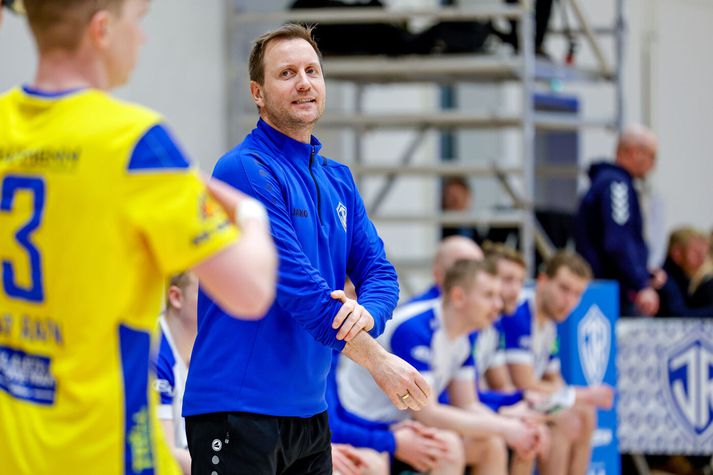 Bjarni Fritzson þjálfari ÍR, stýrði ungu liði sínu í bikarúrslitaleikinn í kvöld.