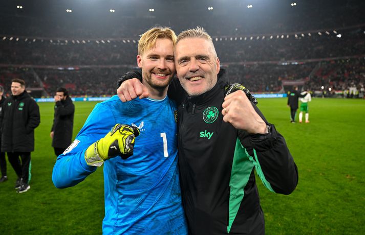 Guðmundur Hreiðarsson ásamt Caoimhin Kelleher, markverði írska landsliðsins, eftir frækinn sigur Íra á Ungverjum í undankeppni HM.