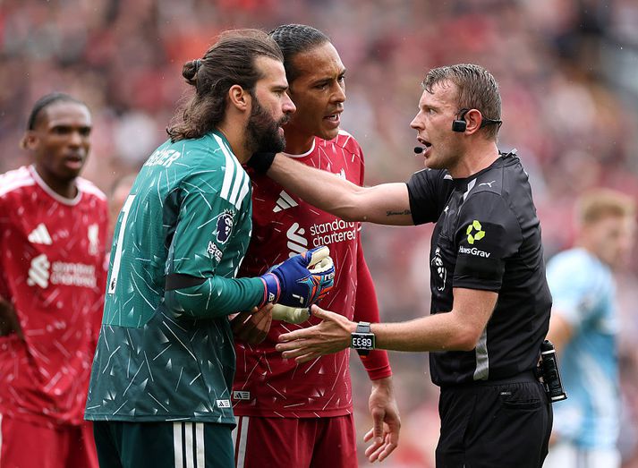 Alisson og Virgil van Dijk reyndu sitt besta til að fá vítadómnum breytt en Sam Barrott varð ekki haggað.