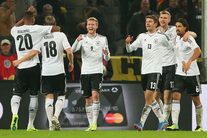 Þjóðverjar fagna hér marki Sami Khedira.