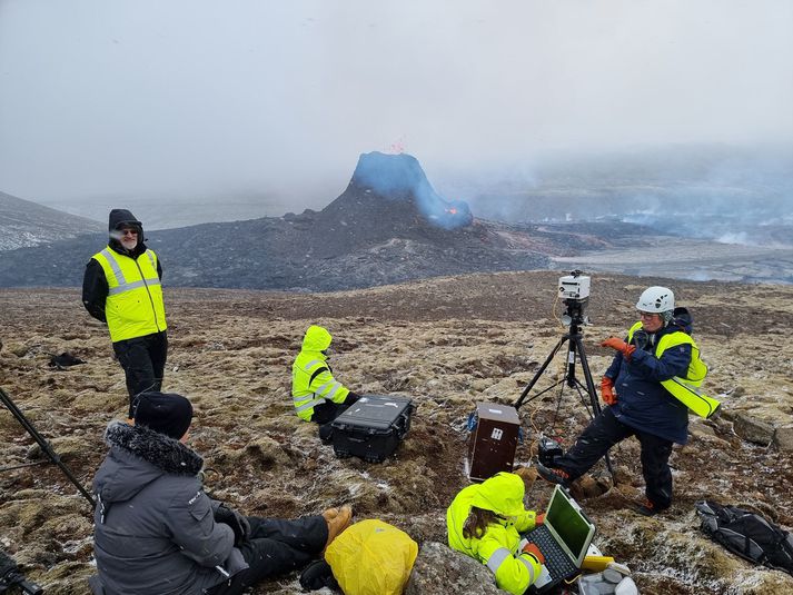 Jarðvísindamenn við mælingar við eldgosið í Geldingadal í dag. Varað er við því að gas úr iðrum jarðar geti safnast fyrir í dældum þegar lægir síðdegis og í kvöld.