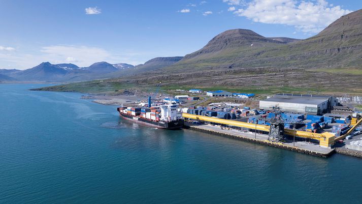 Álver Alcoa í Reyðarfirði er stærsti losandinn á Íslandi sem heyrir undir viðskptakerfi ESB með losunarheimildir. Öll fyrirtækin sem heyra undir það á Íslandi þurftu að kaupa sér heimildir umfram þær sem þau fengu úthlutað í fyrra.