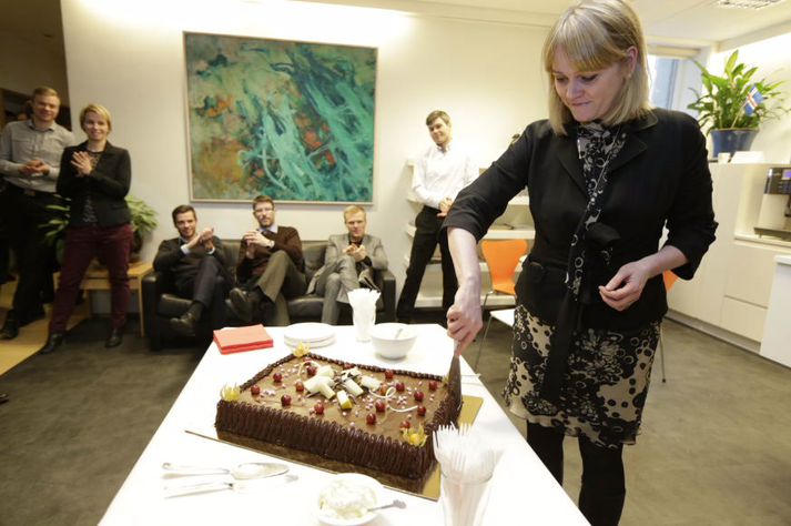 Katrín Júlíusdóttir fjármálaráðherra fagnaði niðurstöðu EFTA dómstólsins með því að fá sér kökusneið í fjármálaráðuneytinu í gær. 