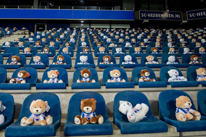 Stúkan á Abe Lenstra Stadium var full á leik Heerenveen og Emmen  þótt að áhorfendur væru bannaðir.