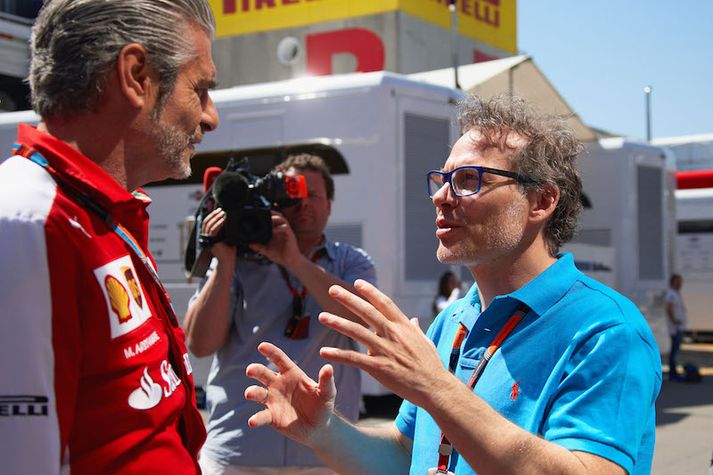 Maurizio Arrivabene, liðsstjóri Ferrari og Jacques Villeneuve ræða málin.