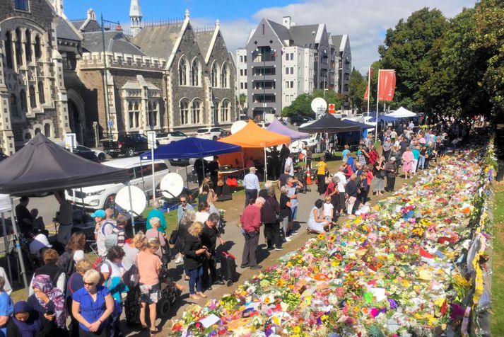 Íbúar Christchurch minnast hér þeirra sem féllu í árásinni.