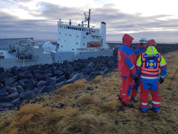 Flutningsskipið Fjordvik rakst í hafnargarðinn í Helguvík í nótt.