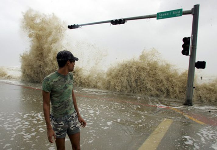 Öldurnar eru þegar farnar að skella á strandlengjunni við Galveston í Texas.
