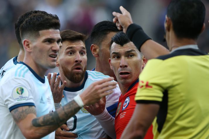 Messi og Medel fá rauða spjaldið.