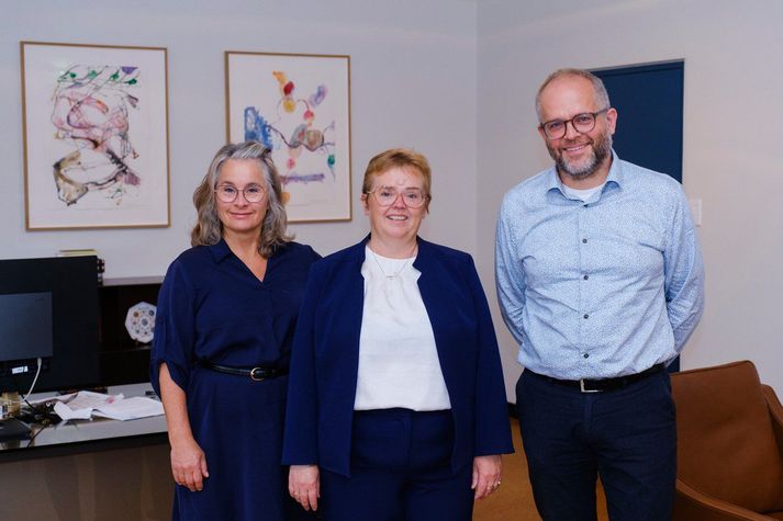 Frá vinstri: Ragna Benedikta Garðarsdóttir, Silja Bára R. Ómarsdóttir rektor og Rögnvaldur Jóhann Sæmundsson.