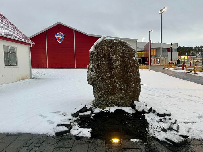 Fyrir framan hnullunginn stóð áður stytta af séra Friðriki. Hún hefur nú verið fjarlægð.