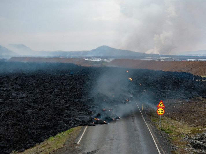 Hraun úr eldgosinu sem hófst 29. maí hefur runnið að varnargörðunum sem umlykja Grindavík og yfir vegi.