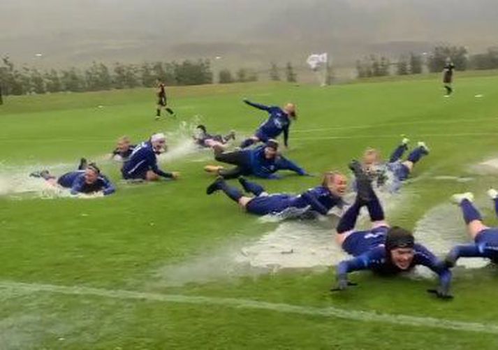 Það voru stórir pollar á Grýluvelli í Hveragerði í gær. Hér sjást Hamarstelpurnar bregða aðeins á leik eftir að leikurinn var stöðvaður en þær settu smá myndbrot inn á Instagram síðu sína.