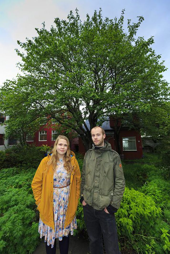 Ylfa Dögg Árnadóttir og Eiríkur Kristinn Júlíusson. Ylfa Dögg hefur hafið undirskriftasöfnun til að mótmæla framkvæmdum vegna fyrirhugaðrar hótelbyggingar milli Laugavegs og Grettisgötu. Húsið fyrir aftan þau verður flutt innan lóðarinnar.