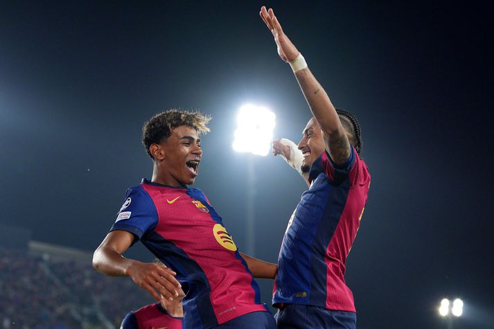 Lamine Yamal og Raphinha fagna saman fjórða marki Barcelona liðsins í kvöld.