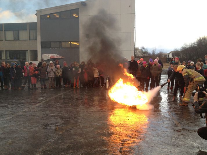 Slökkviliðið sýndi börnunum hvernig á að rýma eld.