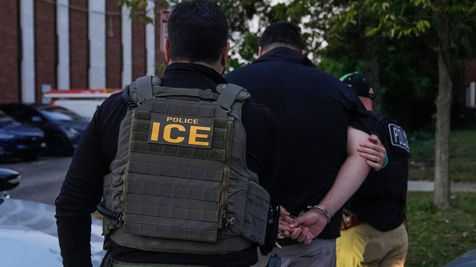 Verja fúlgum fjár í að hafa upp á þeim sem gagn­rýna ICE á netinu