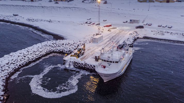 Bifreið fór í höfnina á Árskógssandi á þeim stað þar sem dráttarvélin mokar snjónum út í sjóinn. Þar hefur verið komið fyrir fjórum stöplum til að hindra fleiri slík slys.