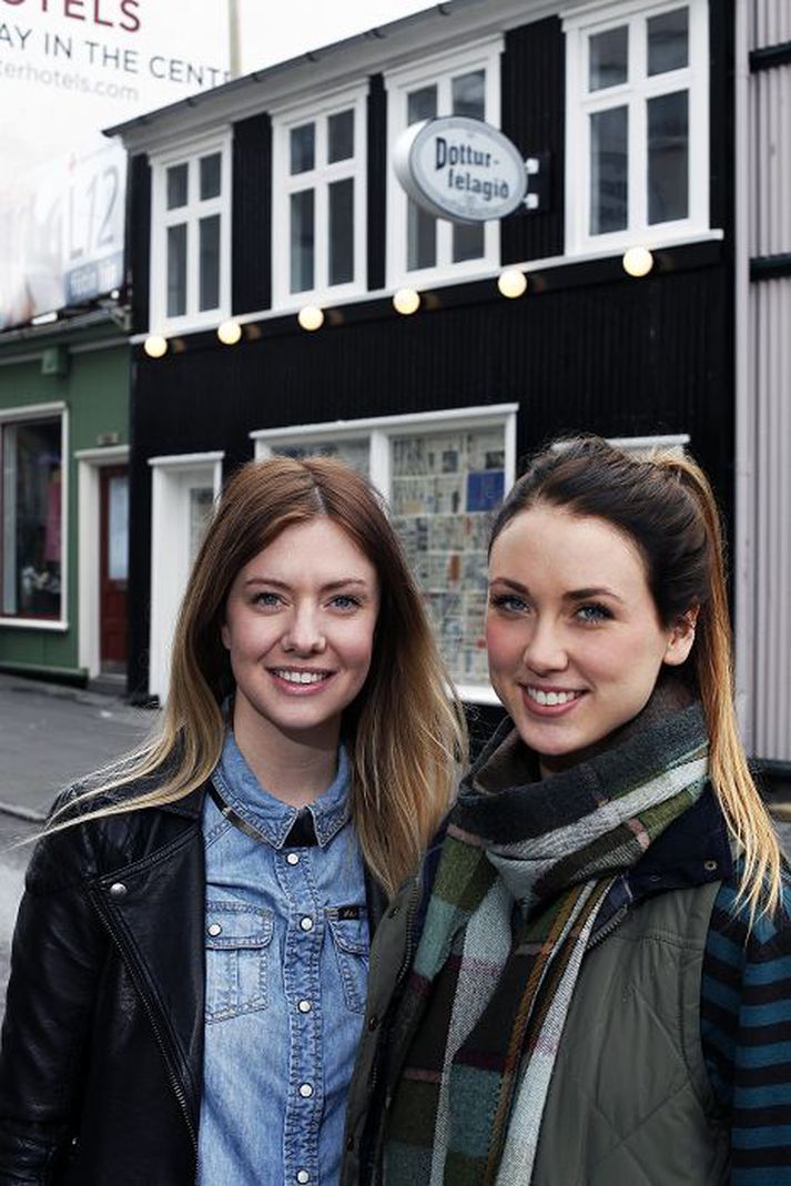 Kristín Ásta Matthíasdóttir og Oddný Jóna Bárðardóttir tóku þrjá daga í að pússa upp parketið á nýju búðinni sinni, Dótturfélagið, sem opnar á Laugaveginum í byrjun apríl. Fréttablaðið/stefán