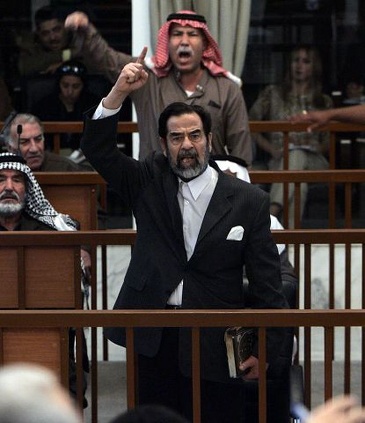 Fúkyrðaflaumur. Hálfbræðurnir Saddam Hussein og Barzan Ibrahim sögðu dómurunum til syndanna í gær.