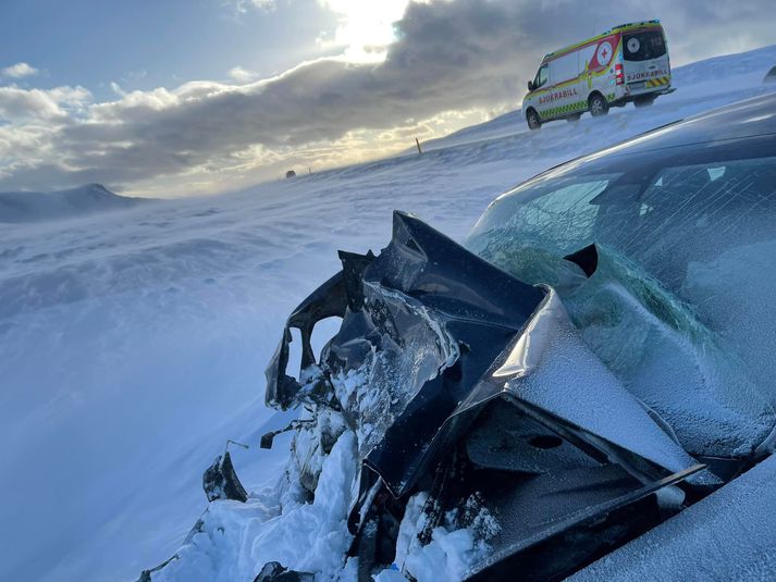 Myndin sýnir glögglega aðstæður á vettvangi, skafrenningur og ís.