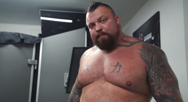 Eddie Hall verður meira og meira klár í bardagann með hverjum degnum sem líður.