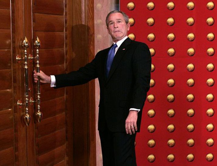 Bush í Kína. 
Bandaríkjaforseti gretti sig í gamni fyrir ljósmyndara í Kína í gær.