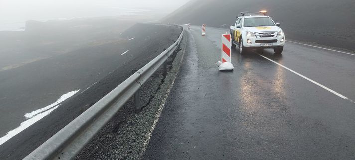 Sprungur hafa myndast við axlir og í fyllingu þannig að vegrið hefur ekki allsstaðar fullan stuðning.