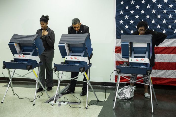 Aia Cooper (til vinstri) og Barack Obama á kjörstað í Chicago.