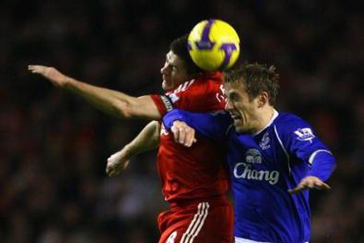 Úr leiknum í kvöld. Fyrirliðarnir Steven Gerrard hjá Liverpool og Phil Neville hjá Everton eigast við.