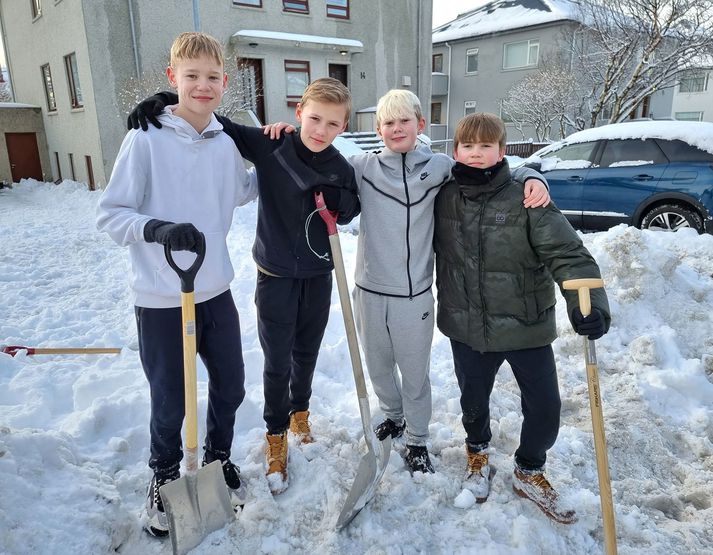 Hlíðastrákarnir Gunnar Ingi Stefánsson, Þorsteinn Jökull Ívarsson, Gunnlaugur Hrafn Birgisson og Snorri Karl Veturliðason bjóða fólki að moka frá bílum og hreinsa snjó af innkeyrslum.