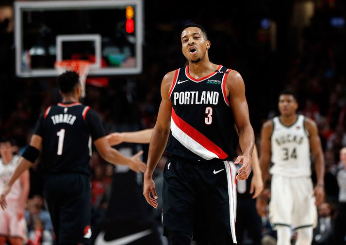 CJ McCollum fagnar í nótt.