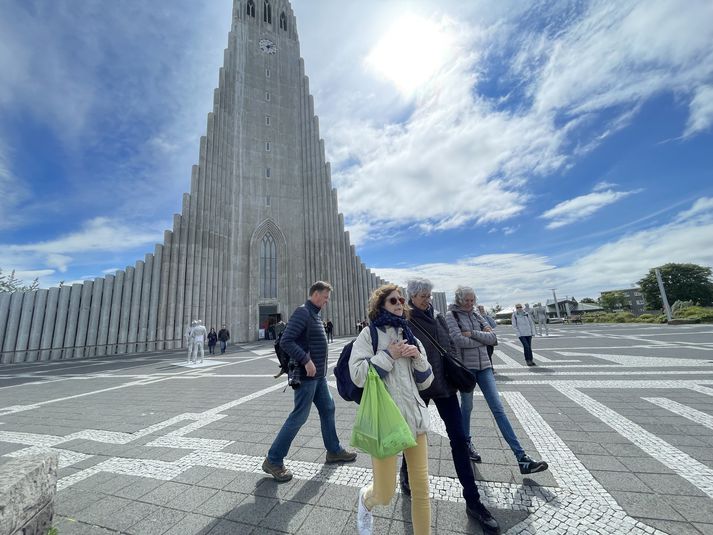 Ferðamenn við Hallgrímskirkju.