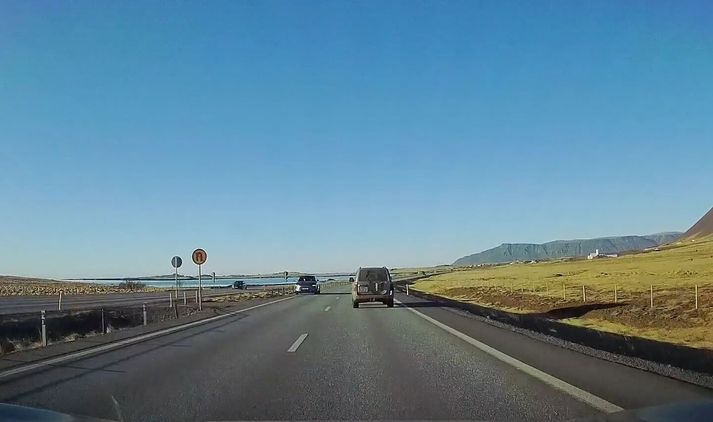 Ökumanninum tókst að koma sér yfir á hægri akrein áður en illa fór.