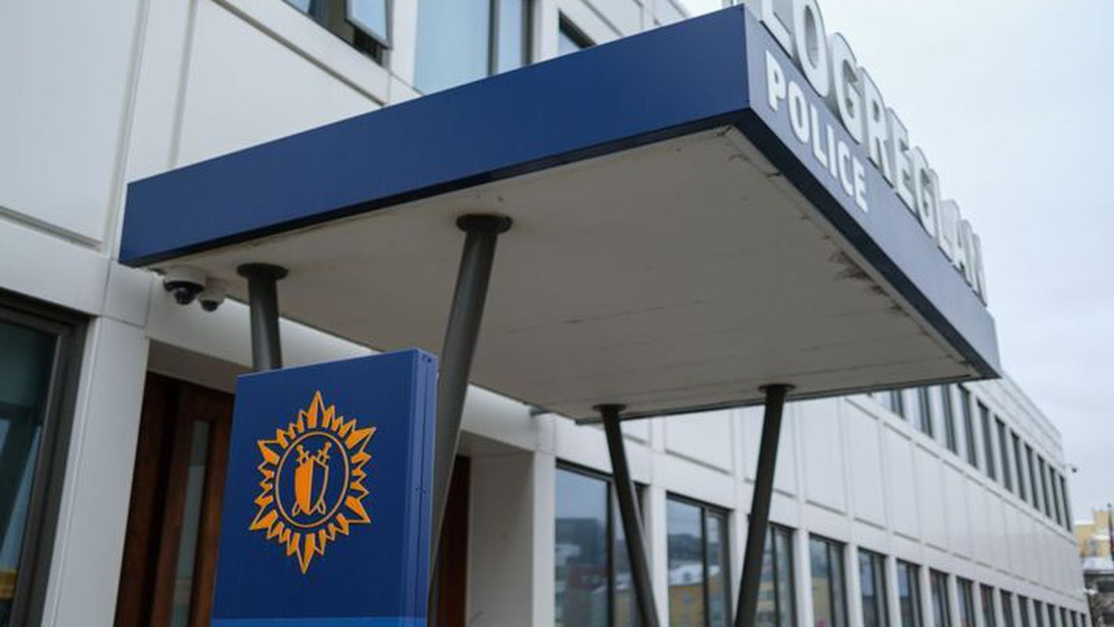 Mætti með hagla­byssu á lög­reglu­stöðina á Hverfis­götu