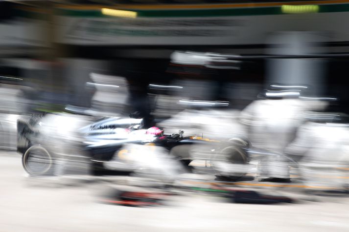 Jenson Button ekur McLaren-Mercedes bíl sínum inn á þjónustusvæðið í Brasilíu.