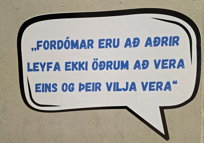 Eitt af spjöldunum frá leikskólabörnum, sem taka þátt í tónleiknum á morgun.