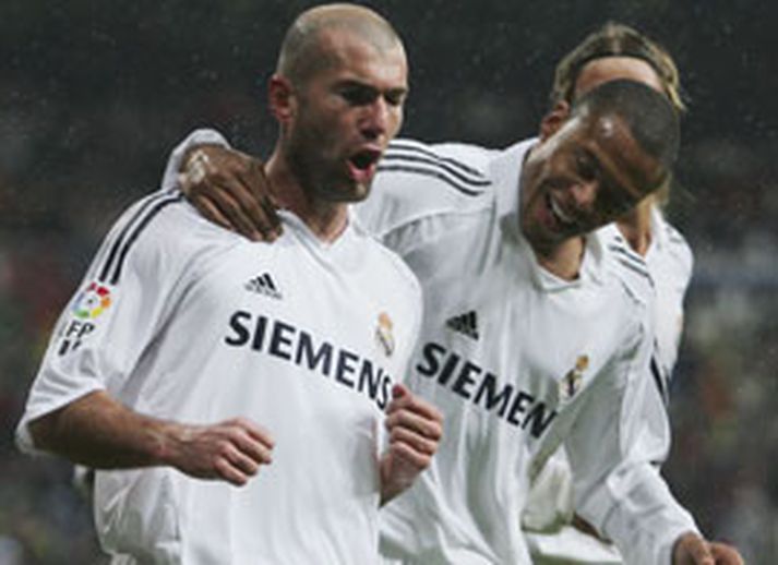 Leikmenn Real Madrid fagna Zidane í kvöld þegar þrennan var staðreynd.