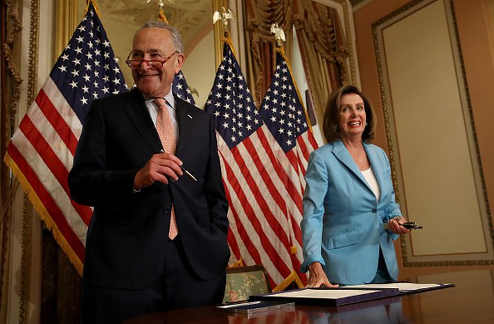 Chuck Schumer og Nancy Pelosi vilja tryggja að bakgrunnsathuganir nái um alla skotvopnakaupendur.