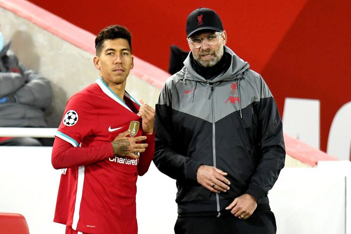 Roberto Firmino fær góð ráð frá Jürgen Klopp áður en hann kemur inn á völlinn í Meistaradeildarleik fyrr í vetur.