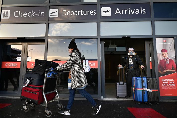 Samgönguráðherra Bretlands segir að með breytingunni sé verið að skilja takmarkanir á ferðalanga eftir í fortíðinni. 