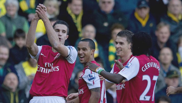 Van Persie sýndi golfsveifluna sína þegar hann fagnaði öðru marka sinna í dag.