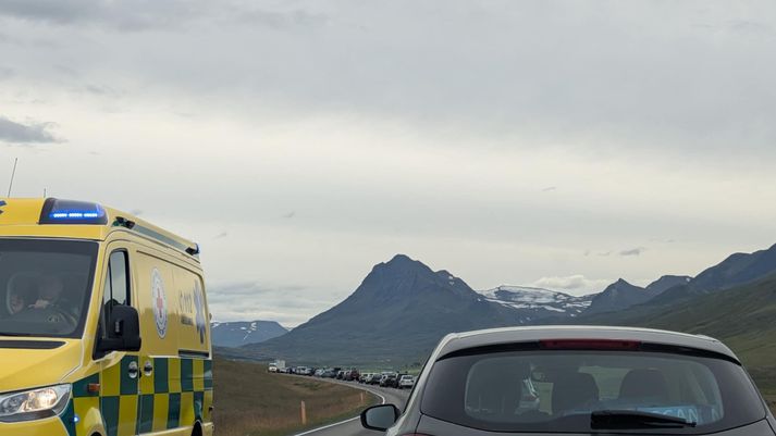 Löng bílaröð hefur myndast á Hringveginum í Öxnadal vegna slyssins.