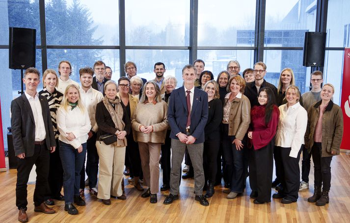 Það fór ekki fram hjá pólitískum andstæðingum Samfylkingarinnar að borgarstjórinn Heiða Björg Hilmisdóttir, sem skipar annað sætið á framboðslista flokksins fyrir komandi sveitarstjórnarkosningar, var fjarri góðu gamni þegar frambjóðendur voru myndaðir í bak og fyrir.