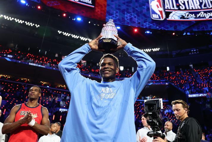 Anthony Edwards með verðlaunin sín sem mikivægasti leikmaður Stjörnuleiks NBA.
