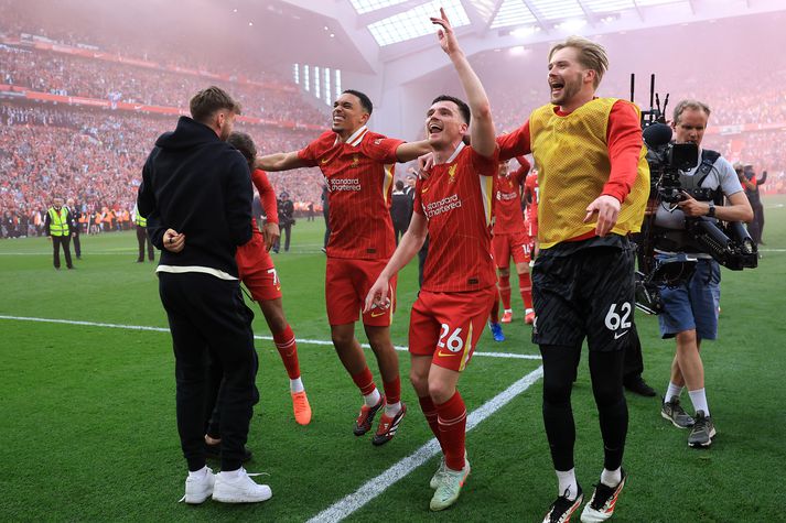 Caoimhin Kelleher fagnar meistaratitli Liverpool með þeim Trent Alexander-Arnold og Andy Robertson.